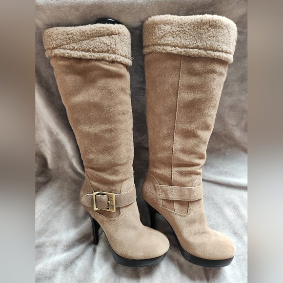 EUC Guess Woman's Heeled Boots 👢 - Picture 3 of 8